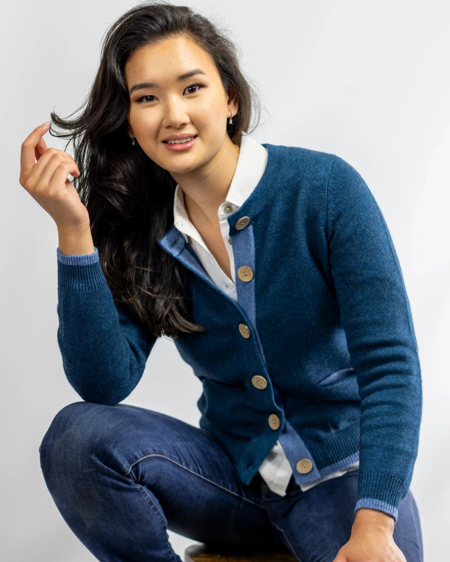 Pocket cardigan in cashmere and merino with large coconut buttons.