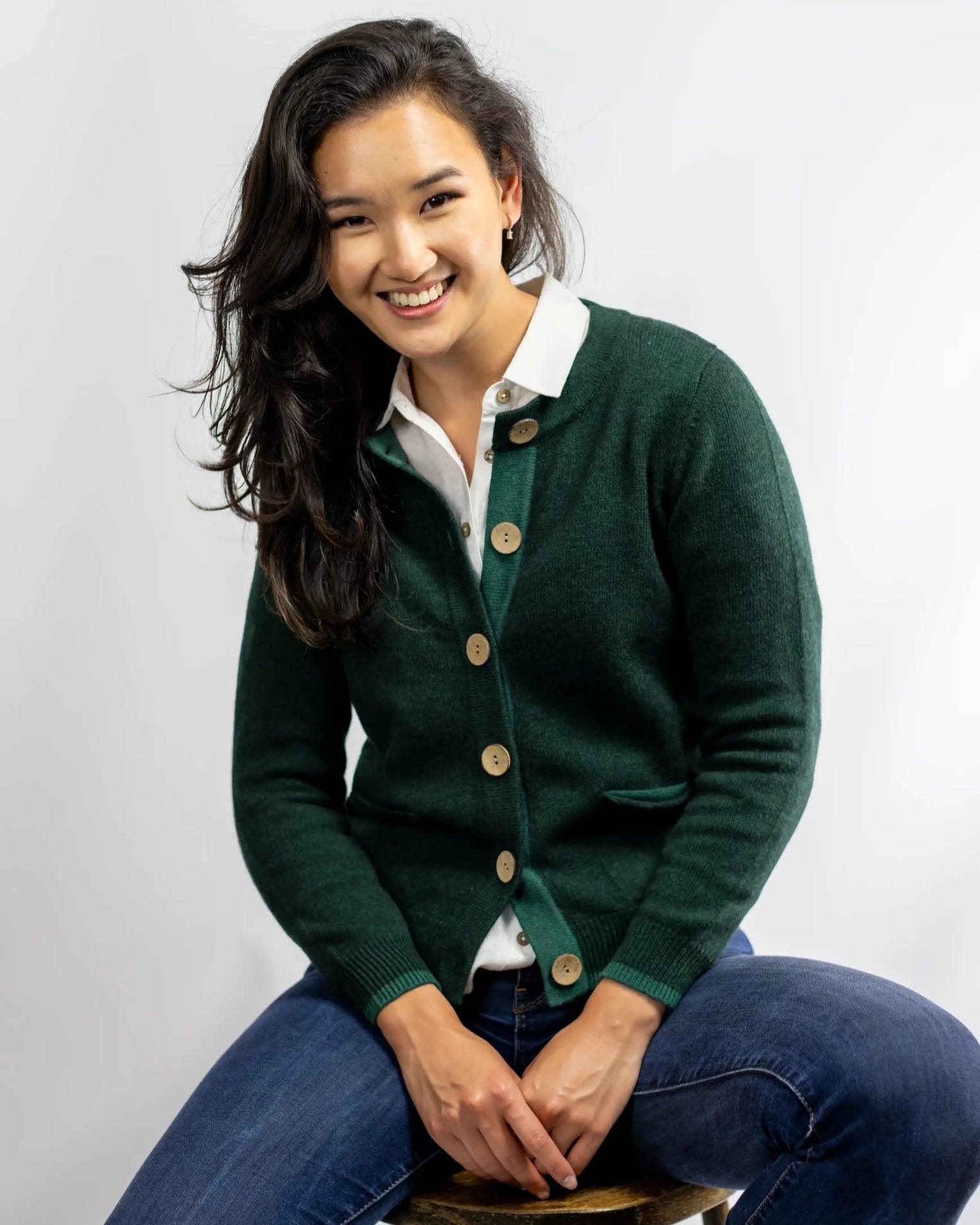 Cardigan in cashmere and merino with large coconut buttons and two tone green