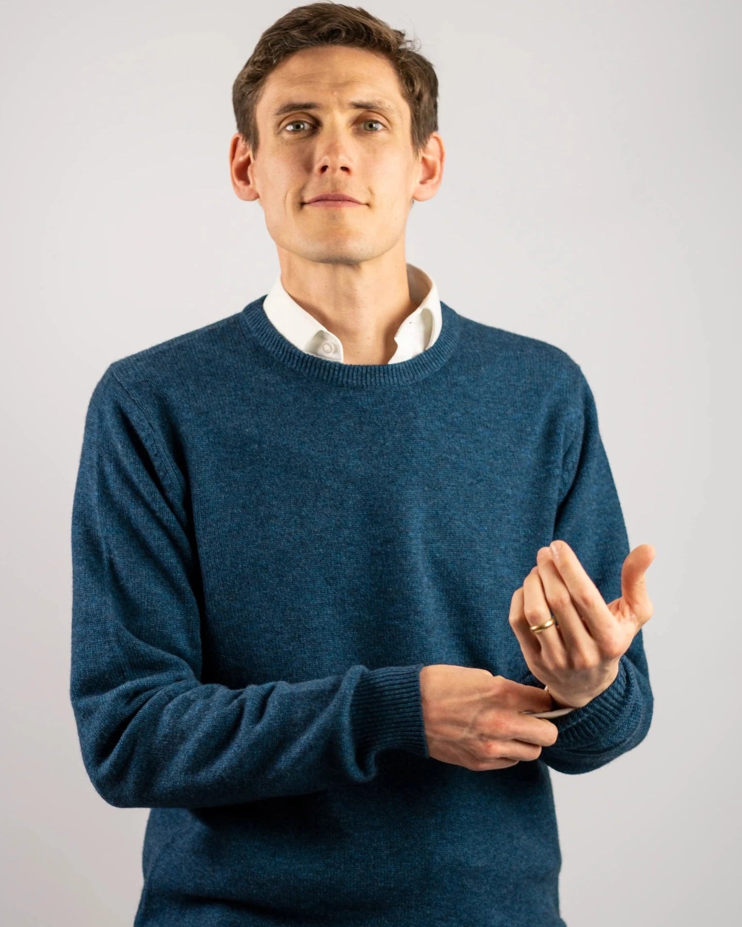 men's cashmere and merino mix sweater with crew neck in ocean blue by Misty Cashmere